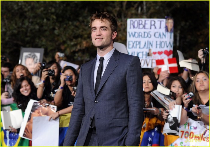 Và các fan cuối cùng đã không phải thấy vọng khi được tận mắt nhìn thấy Robert Pattinson (vai ma cà rồng Edward Cullen) trên thảm đỏ.